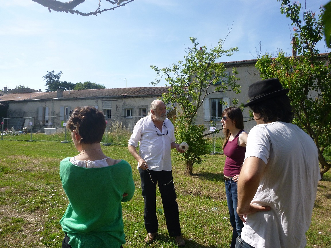 rpentage pédagogique de la friche avec les habitants à Andancette 26 140 avec lAtelier du Possible Johann Musy et Prenez Place Et Compagnie Bernard Jay-Allemand. Mai 2015