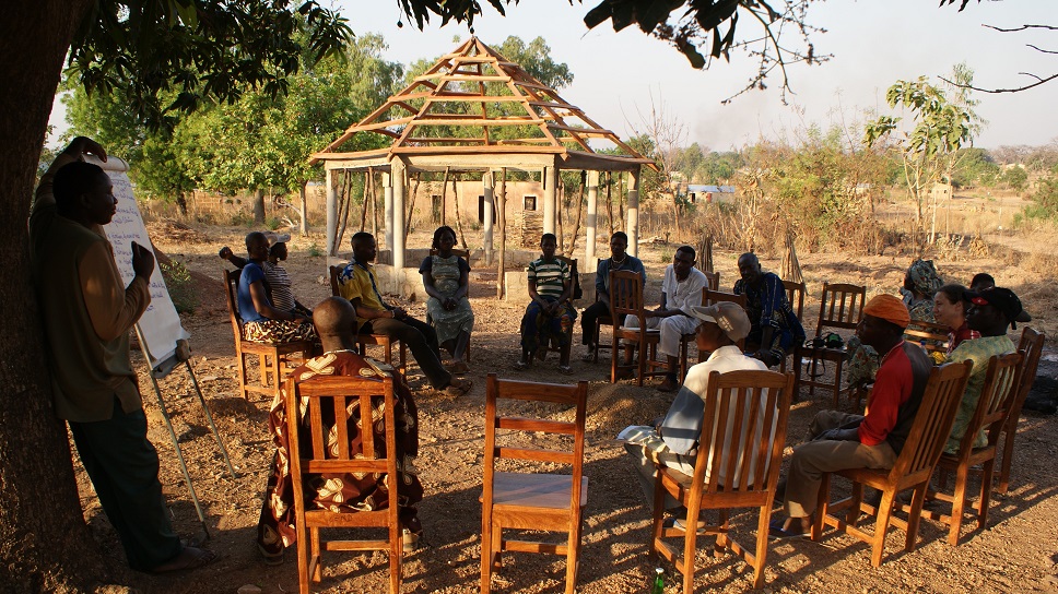 Co-écriture dun spectacle sur les conditions de vie des femmes en milieu rural avec les jeunes de Boukoumbé avec lAtelier du Possible et Prenez Place Et Compagnie. Décembre 2010