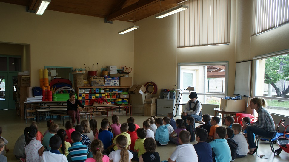 Séance de travail/spectacle avec les enfants de lécole à Andancette 26 140 avec lAtelier du Possible Laurence Rémy et Johann Musy